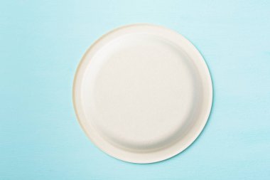 Biyolojik çözünebilir plaka, gübrelenebilir plaka ya da pastel renkli arka planda çevre dostu tek kullanımlık tabak