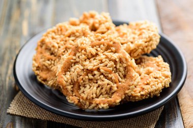 Çubuk şekerli kızarmış tatlı pirinç, Tayland yemeği (Khao Tan)