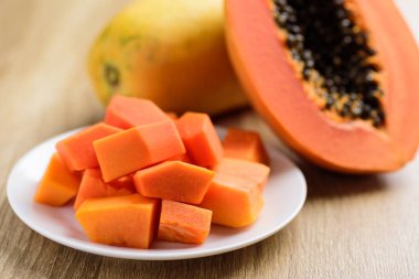 Dilimlenmiş papaya meyvesi. Yemeye hazır, tropik meyve.