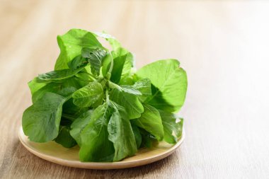 Tahta tabakta yeşil Tayland ıspanak yaprağı veya yenilebilir amaranth (Asya bitkisi), organik sebze