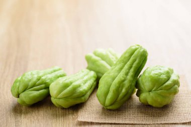 Chayote squash ya da tahta arka planda Mirlition squash, organik sebze, yenilebilir bitki meyvesi