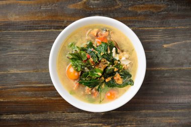 Kuzey Tayland yemekleri (Kang Pak Seaw), Bauhinia Purpurea yapraklı baharatlı çorba ve ahşap arka planda kavrulmuş balık.