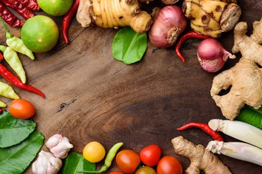 Tahta arka planda pişirmek için Tayland yemekleri, baharatlar ve otlar, organik sebzeler.
