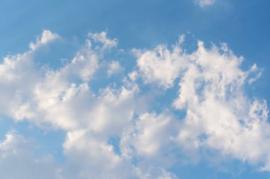 Gündüz bulutlu mavi gökyüzü, yaz mevsimi, doğa arka planı