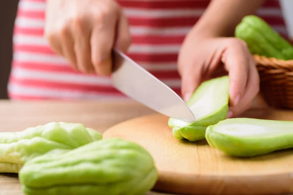 Chayote Squash Nebo Mirlition Squash Řezání Dřevěné Desce Příprava Vaření — Stock fotografie