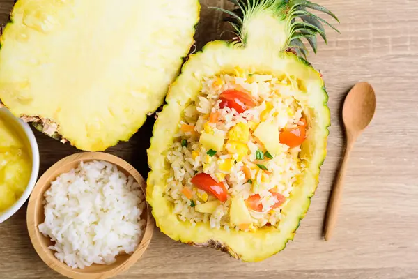 Ananas Stekt Ris Med Grönsaker Ananas Skål Frukt Thailändsk Mat — Stockfoto
