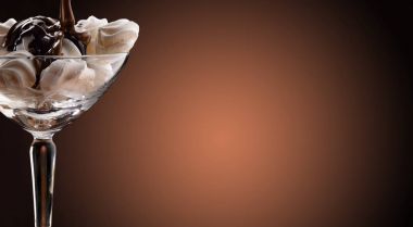 lezzetli ev yapımı meringues çikolata serpilir