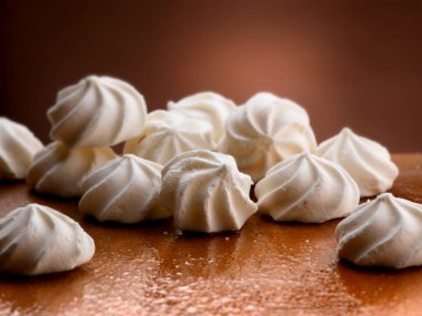 lezzetli ev yapımı meringues çikolata serpilir