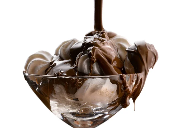 チョコレートを振りかけたおいしい自家製メレンゲ — ストック写真