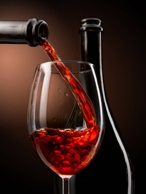 mükemmel şarap cam tüm formları içine dökülür