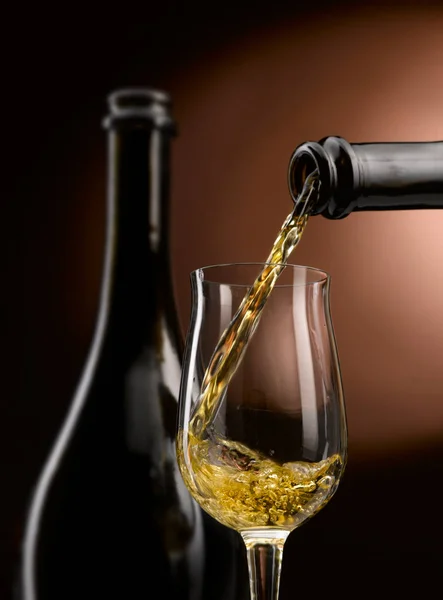 Ausgezeichneter Wein Der All Seinen Formen Ins Glas Gegossen Wird — Stockfoto