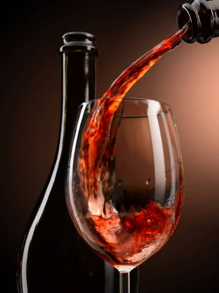 优秀的葡萄酒倒入玻璃的所有形式 — 图库照片