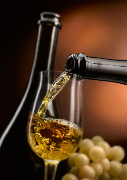 Uitstekende Wijn Het Glas Zijn Vormen Gegoten — Stockfoto
