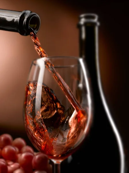 Mükemmel Şarap Cam Tüm Formları Içine Dökülür — Stok fotoğraf