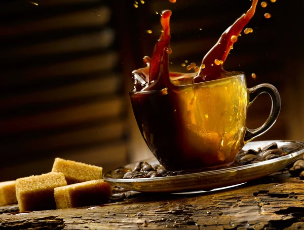 Stänk Kaffe Rustik Miljö Med Kaffebönor Och Sockerbitar — Stockfoto