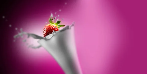 Spritzer Milch Und Erdbeeren — Stockfoto