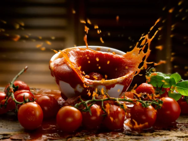 Salsa Tomate Con Salpicaduras Tomates Cherry Albahaca — Foto de Stock