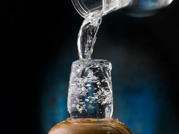 Acqua Dolce Naturale Versata — Foto Stock