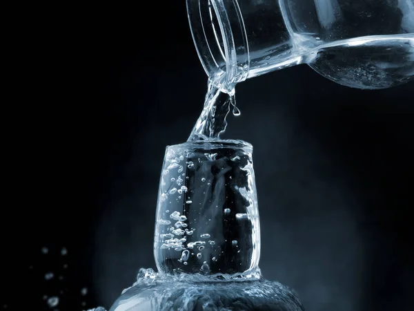 Zoet Natuurlijk Water Gegoten — Stockfoto