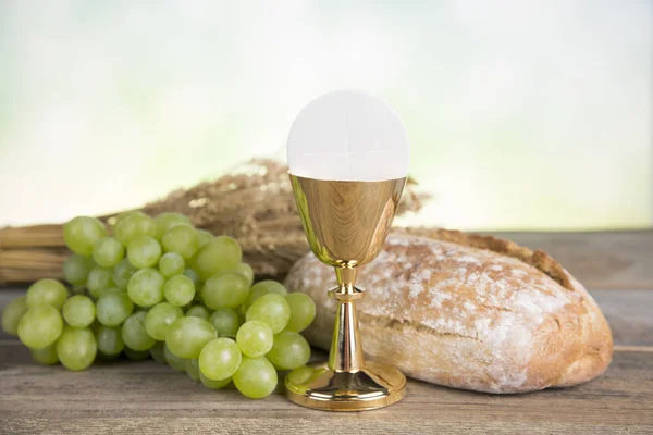 Eucharist symbol of bread and wine, chalice and host, First comm — Stock Photo, Image