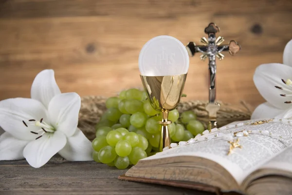 Eucaristía símbolo de pan y vino, cáliz y anfitrión, Primera comunicación —  Fotos de Stock