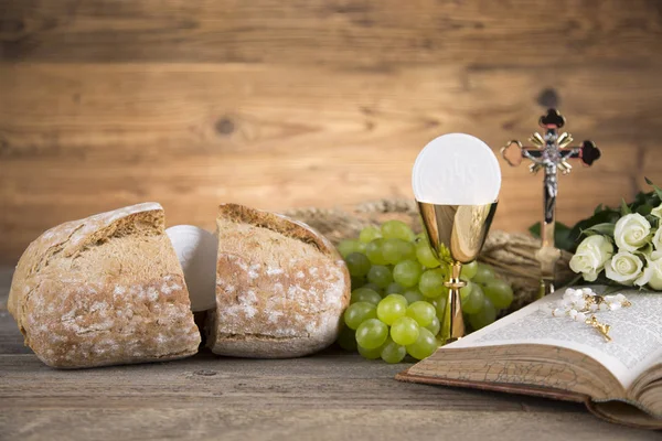 Symbol Eucharystii chleb i wino, kielich z Hostią, pierwszy comm — Zdjęcie stockowe