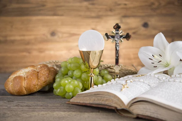 Eucaristía símbolo de pan y vino, cáliz y anfitrión, Primera comunicación —  Fotos de Stock