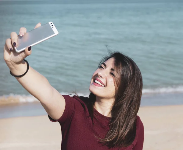 Eine junge Modebloggerin macht während eines Nickerchens ein Selfie — Stockfoto