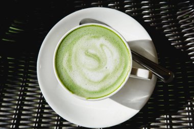 Yeşil çay, süt, sıcak siyah arka plan üzerine.