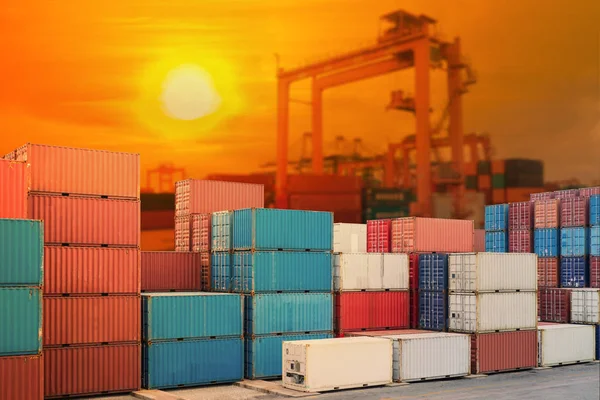 Portu przemysłowego z terminala kontenerowego i światło świeci zachód słońca — Zdjęcie stockowe