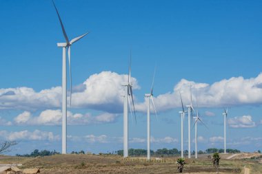 Mavi gökyüzü ile dağda alternatif enerji için rüzgar türbini.