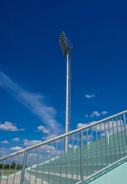 Projecteur de poteau élevé lumières de stade avec fond bleu ciel . — Photo