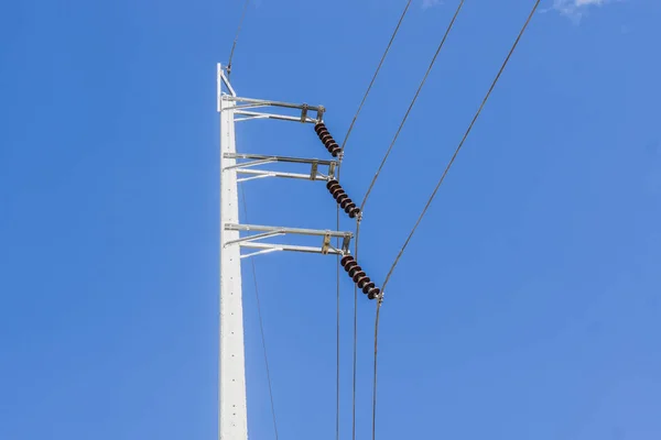 Pólos elétricos na nuvem branca e céu azul . — Fotografia de Stock