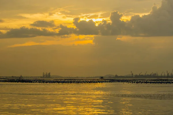 Vinçler ve kargo gemileri akşam denize sıfır atmosferini.