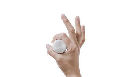 Beyaz arka plan üzerinde golf topu tutan el kadar kapatın