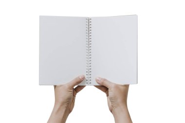 Beyaz arka plan üzerinde beyaz boş not defteri tutan iki el kadar kapatın