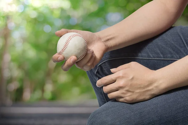 Mano in possesso di un baseball su sfondo natura — Foto Stock