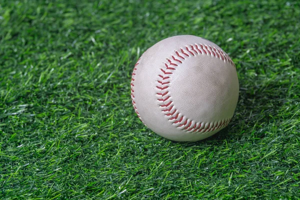 Baseball sul prato verde — Foto Stock