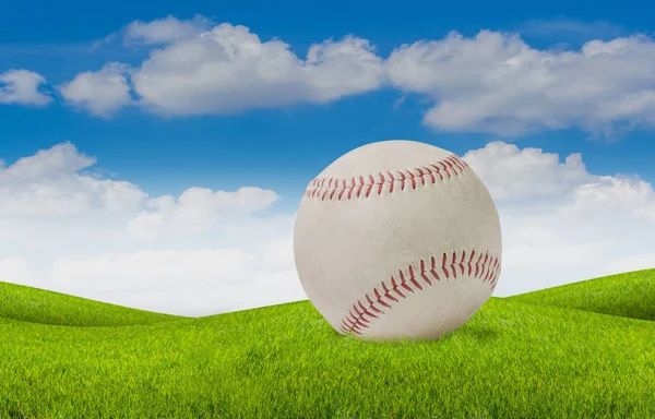 Vecchio baseball bianco su erba e sfondo cielo blu . — Foto Stock