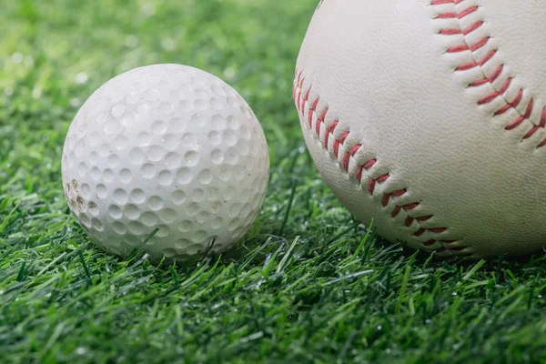 ゴルフ ボールと緑の芝生の上の野球 — ストック写真