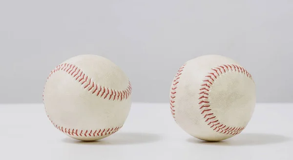 Due vecchio baseball bianco su sfondo bianco — Foto Stock