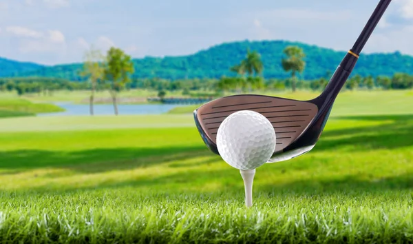 М'яч для гольфу на кілочках тюків у полі для гольфу — стокове фото