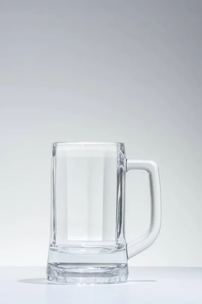 Vidrio de cerveza vacío aislado sobre un fondo gris —  Fotos de Stock