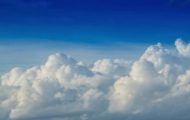 Bulutlu mavi gökyüzünün arka planı