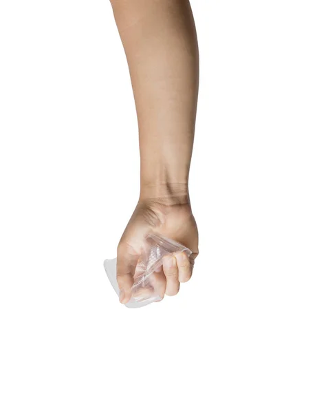 Рука тримає пластикове скло ізольовано на білому тлі . — стокове фото