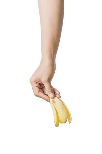 Mano sosteniendo cáscara de plátano aislado sobre fondo blanco . — Foto de Stock