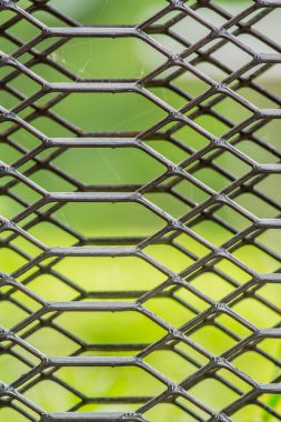 Gri demir kafes doğal bir arka plan ile.