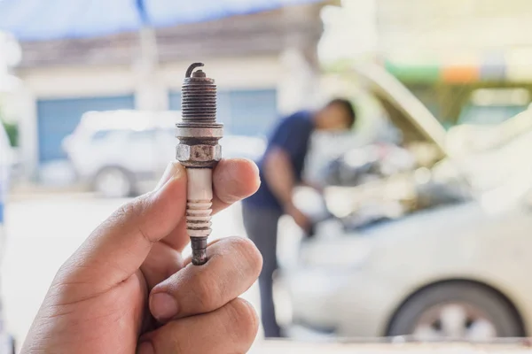 Cerrar Mecánico Automóviles Sostiene Una Bujía Repuesto Mano Reparar Coche — Foto de Stock