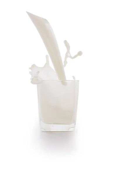 Häll Mjölken Ett Glas Och Splash Mjölken Med Vit Bakgrund — Stockfoto