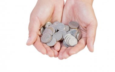 kadın el beyaz arka plan üzerinde izole bir sikke yığın tutun